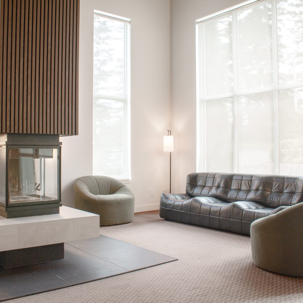 Lobby avec foyer et sofa de l'Auberge Matha.
