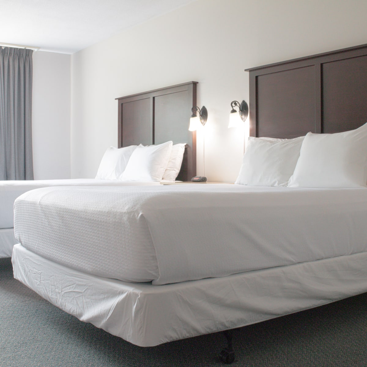 Chambre avec deux lits de l'Auberge Matha.