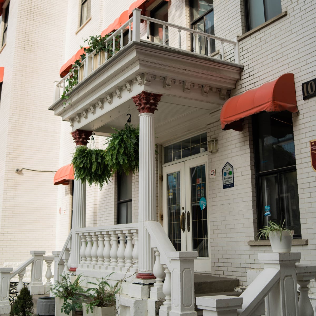 extérieur de l'auberge de jeunesse Saintlo à Montréal