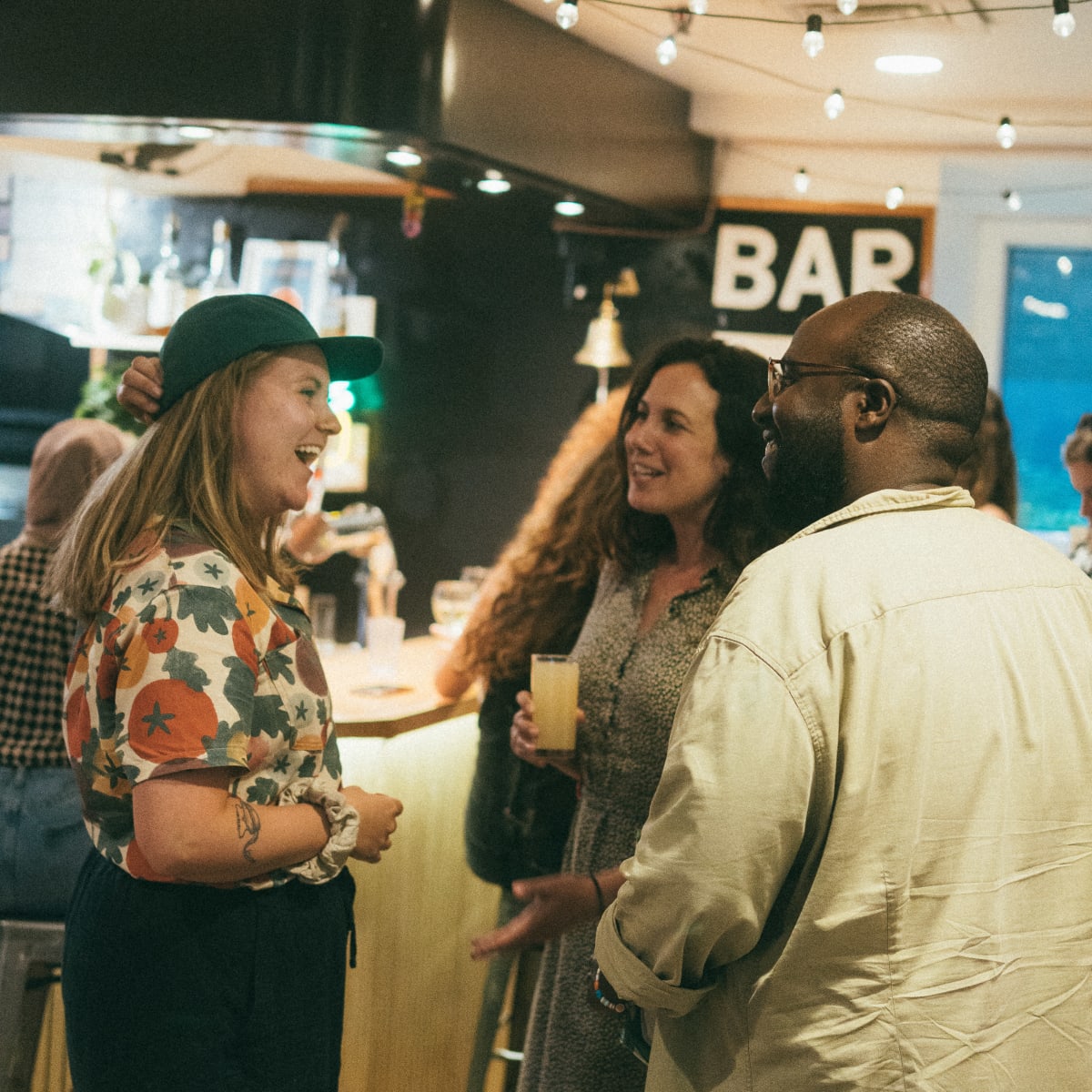 Trois personnes qui discute au bar