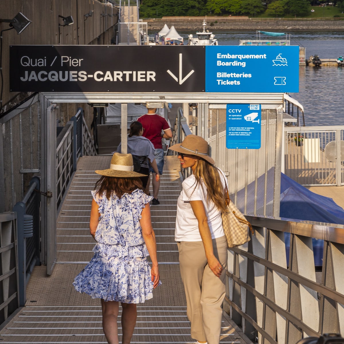 Quai au vieux-port de montréal.