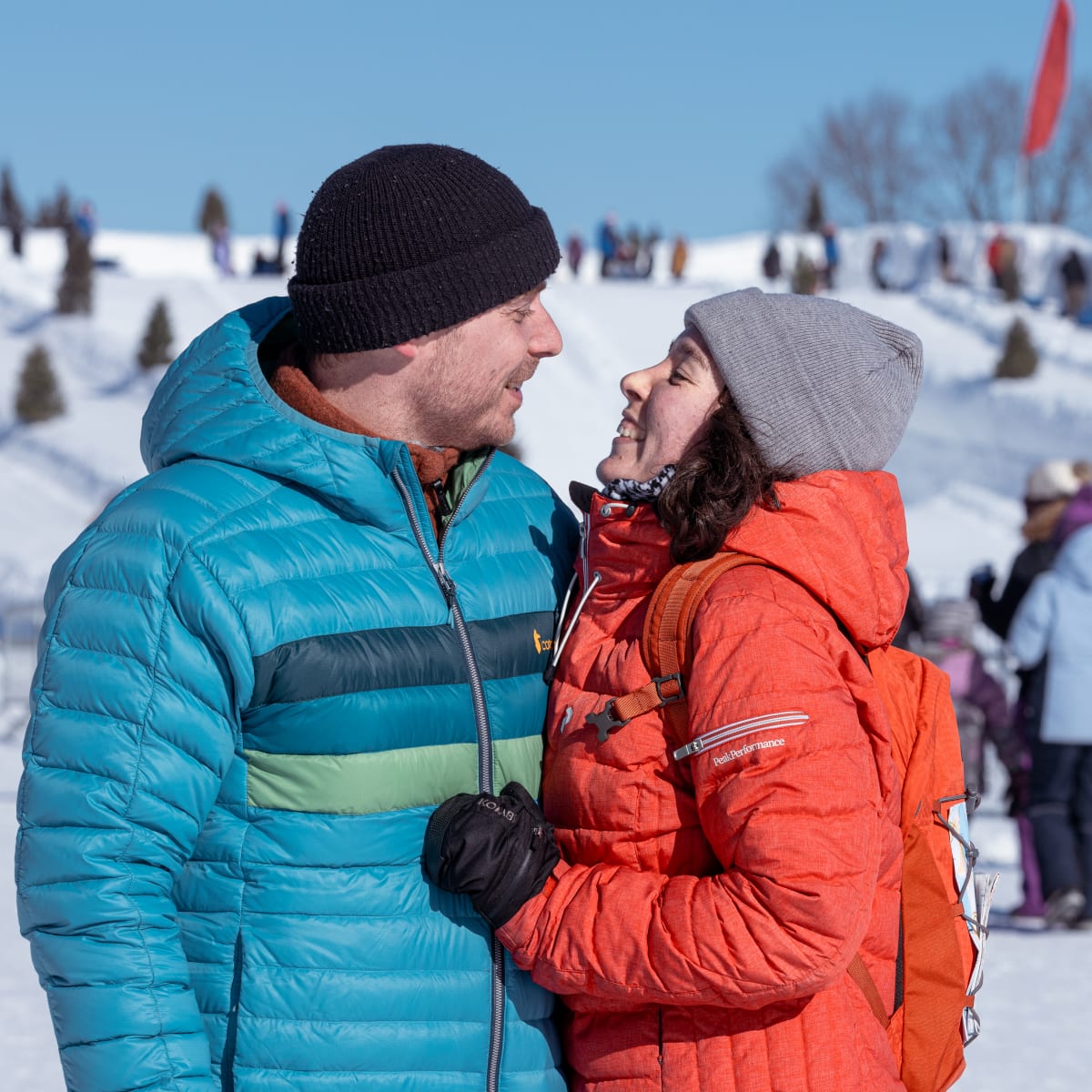 Bal de Neige - Domaine des flocons - Un couple à l'extérieur en hiver