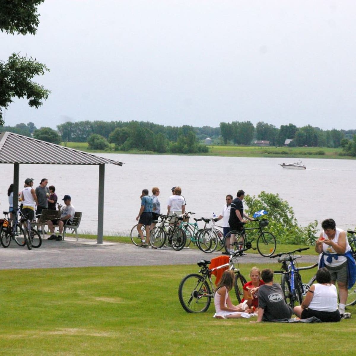 Groupe de personnes au lac de l'eau.