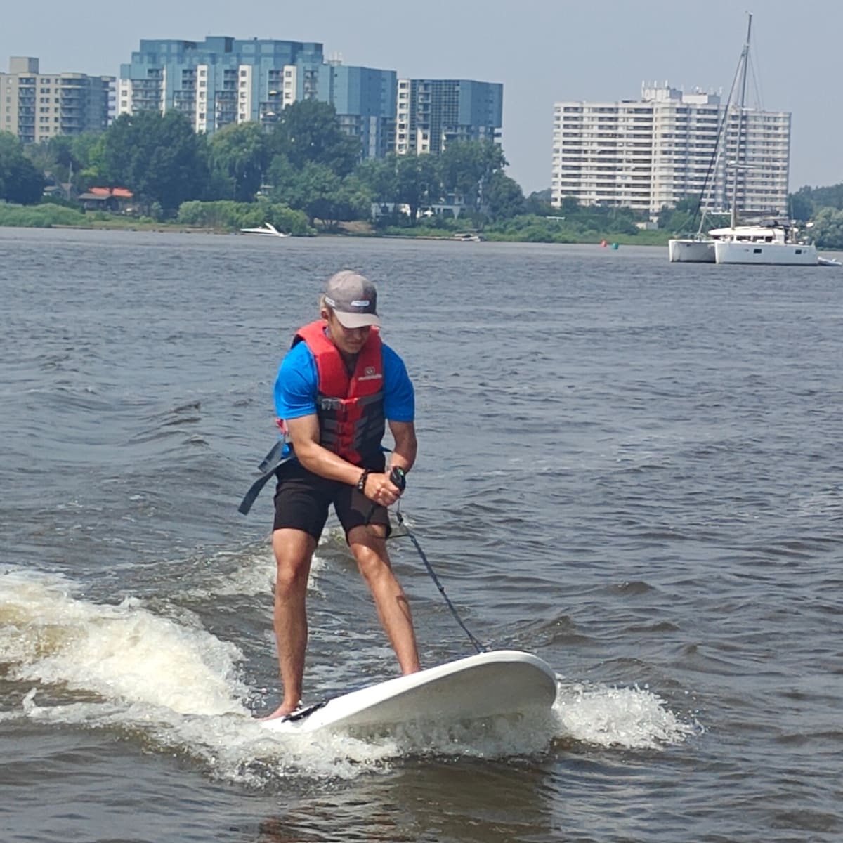 Homme faisant du e-surf à la Base nautique de Repentigny.