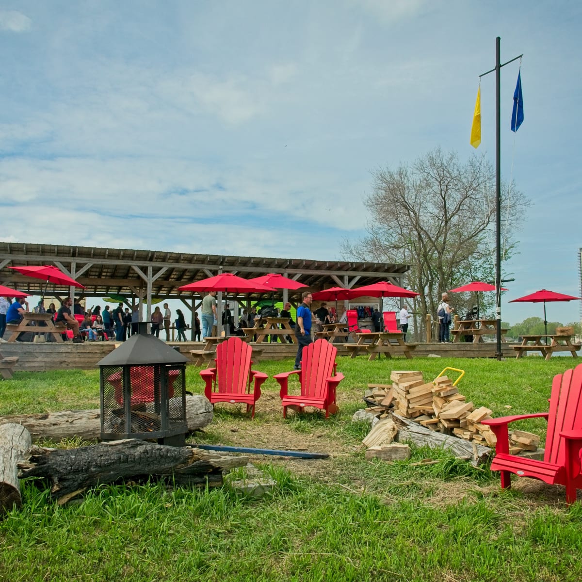 Aire de feu et chaises Adirondack à la Base nautique de Repentigny.