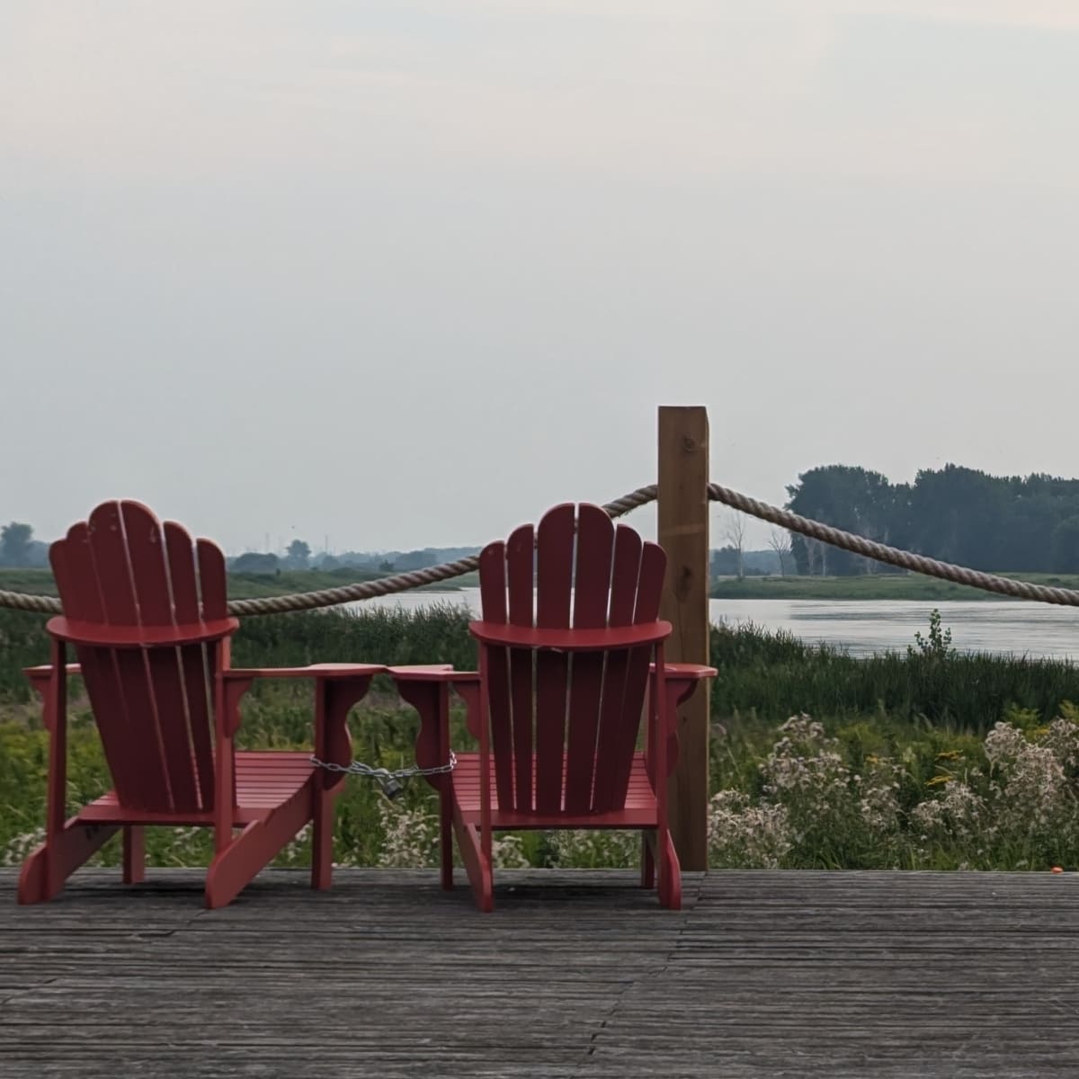 2 chaises Adirondack vers le fleuve, Base nautique de Repentigny
