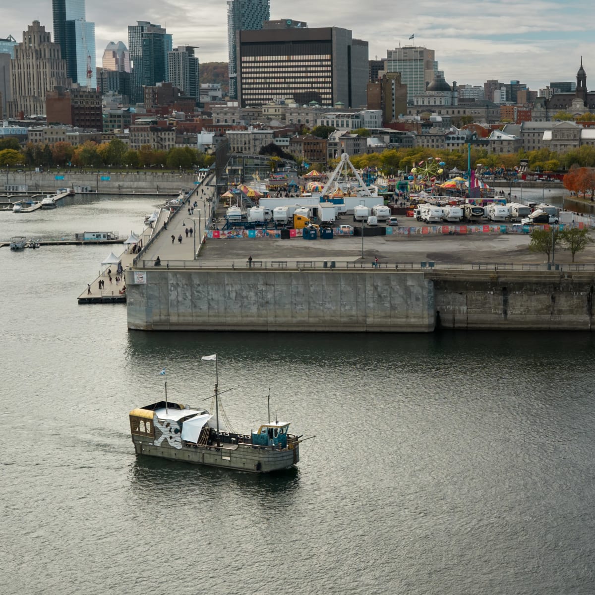 Le Bateau Fantôme du Vieux-Port de Montréal sur le fleuve Saint-Laurent
