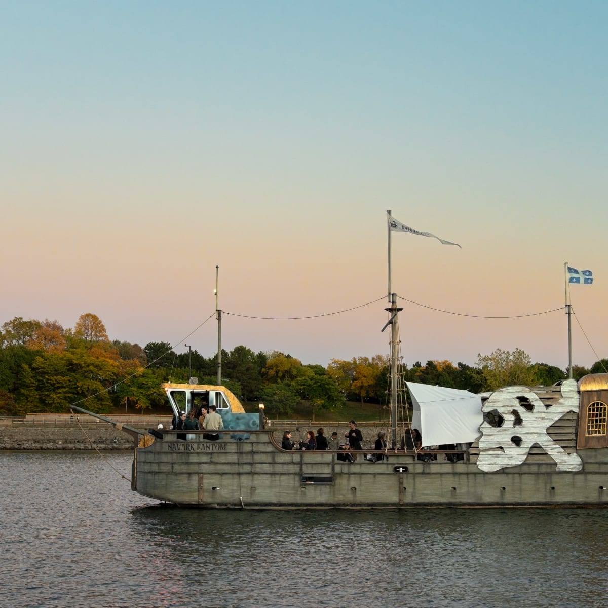 Le Bateau Fantôme du Vieux-Port de Montréal sur le fleuve Saint-Laurent
