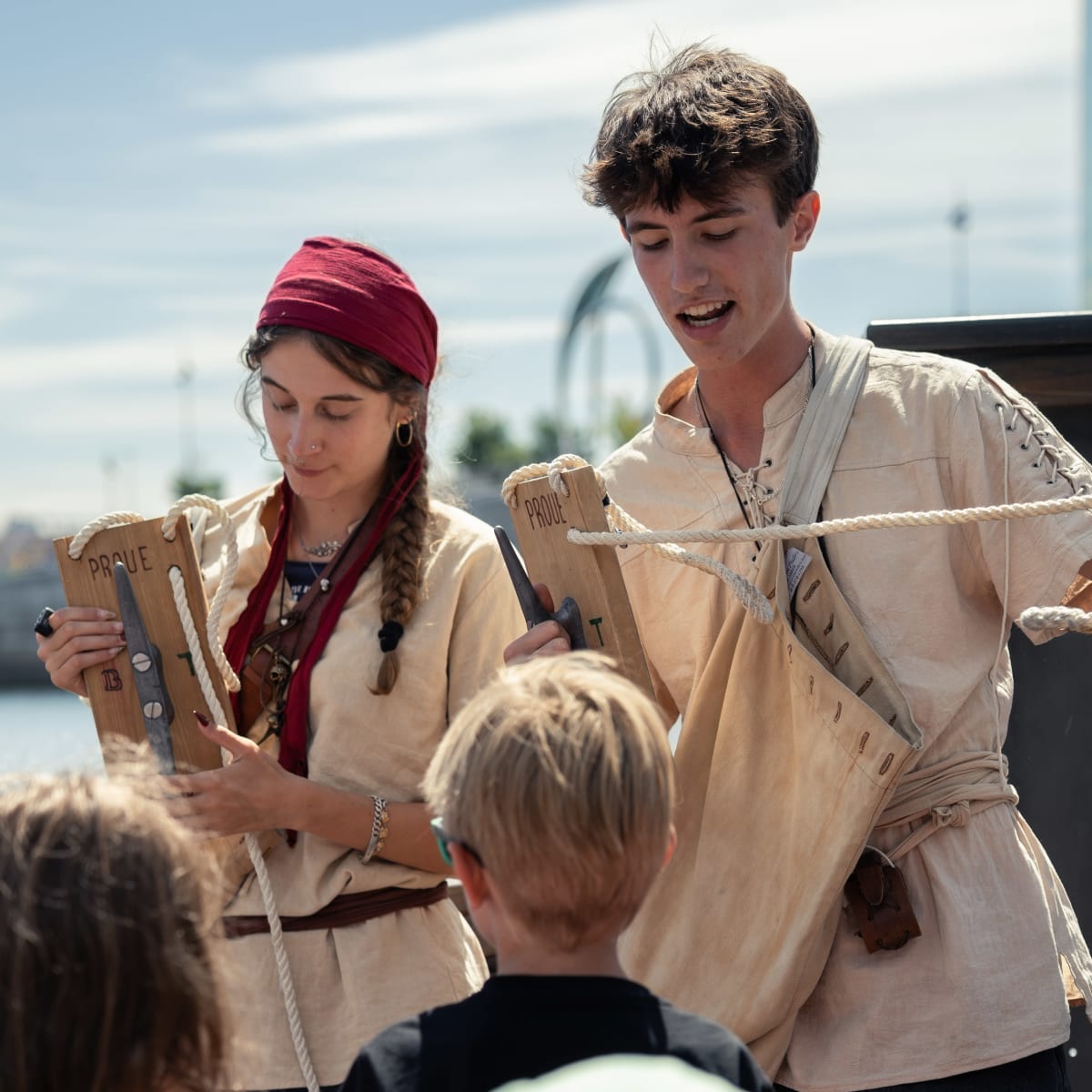 Les pirates-animateurs font dévourrir une nouvelle énigme aux enfants à bord du Bateau Fantôme au Vieux-Port de Montréal