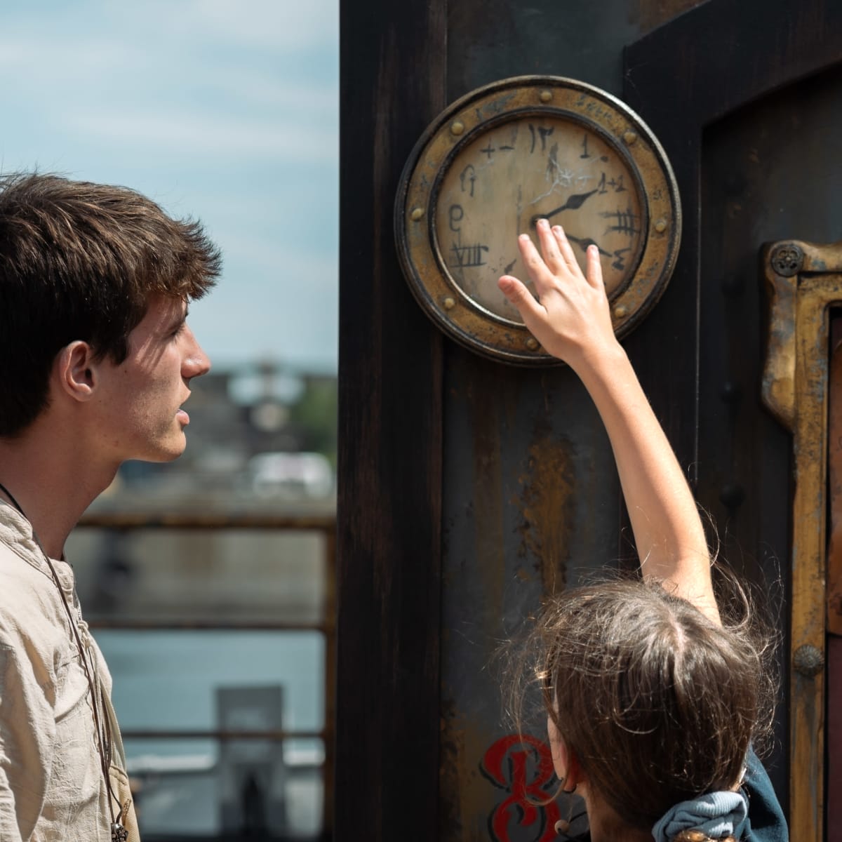 Un groupe d'enfants collectent de nouveaux indices à bord du Bateau Fantôme au Vieux-Port de Montréal