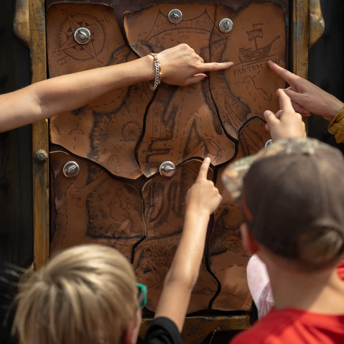 À bord du Bateau Fantôme au Vieux-Port de Montréal, les enfants lisent la carte des pirates.