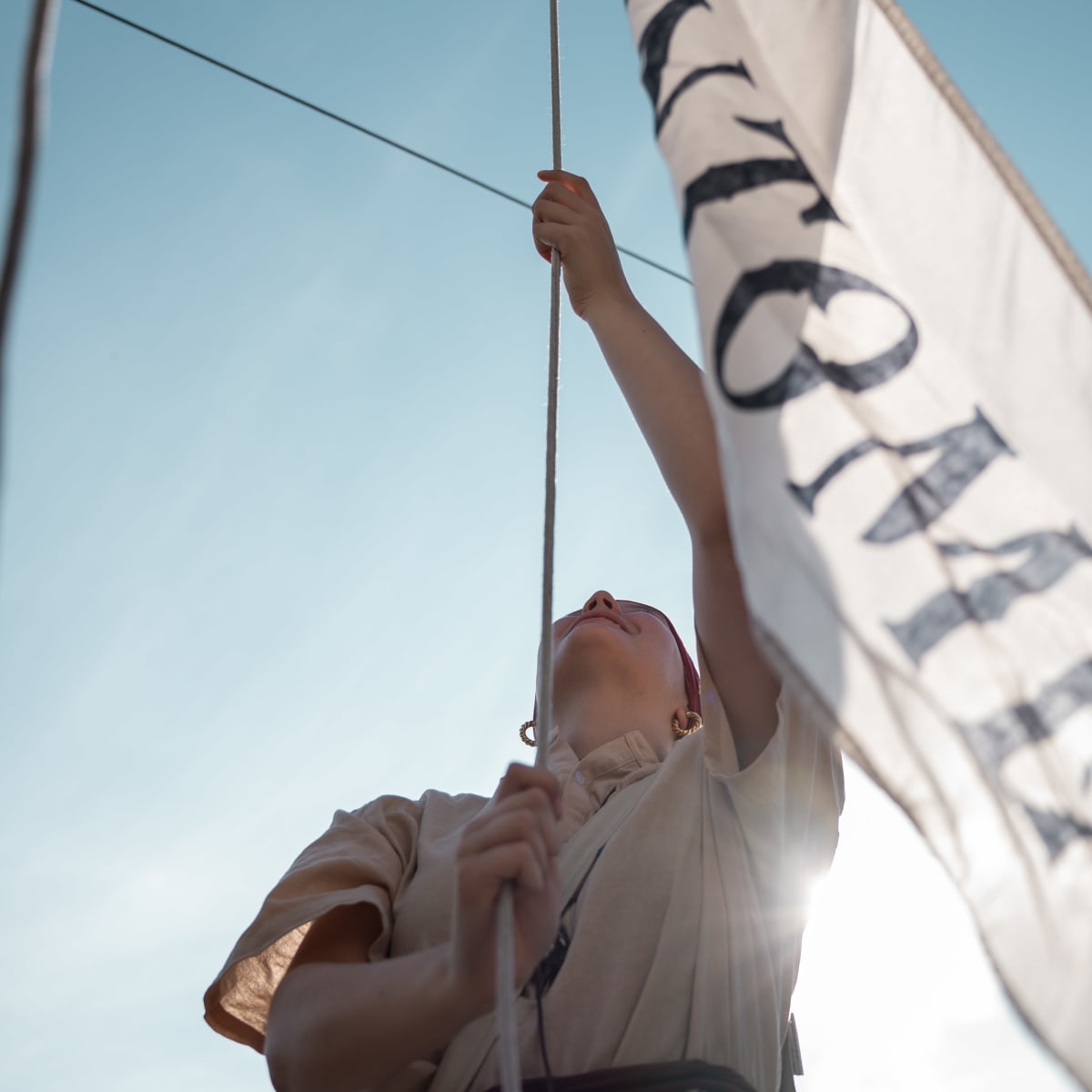 L'animatrice-pirate hisse le pavillon du Bateau Fantôme au Vieux-Port de Montréal