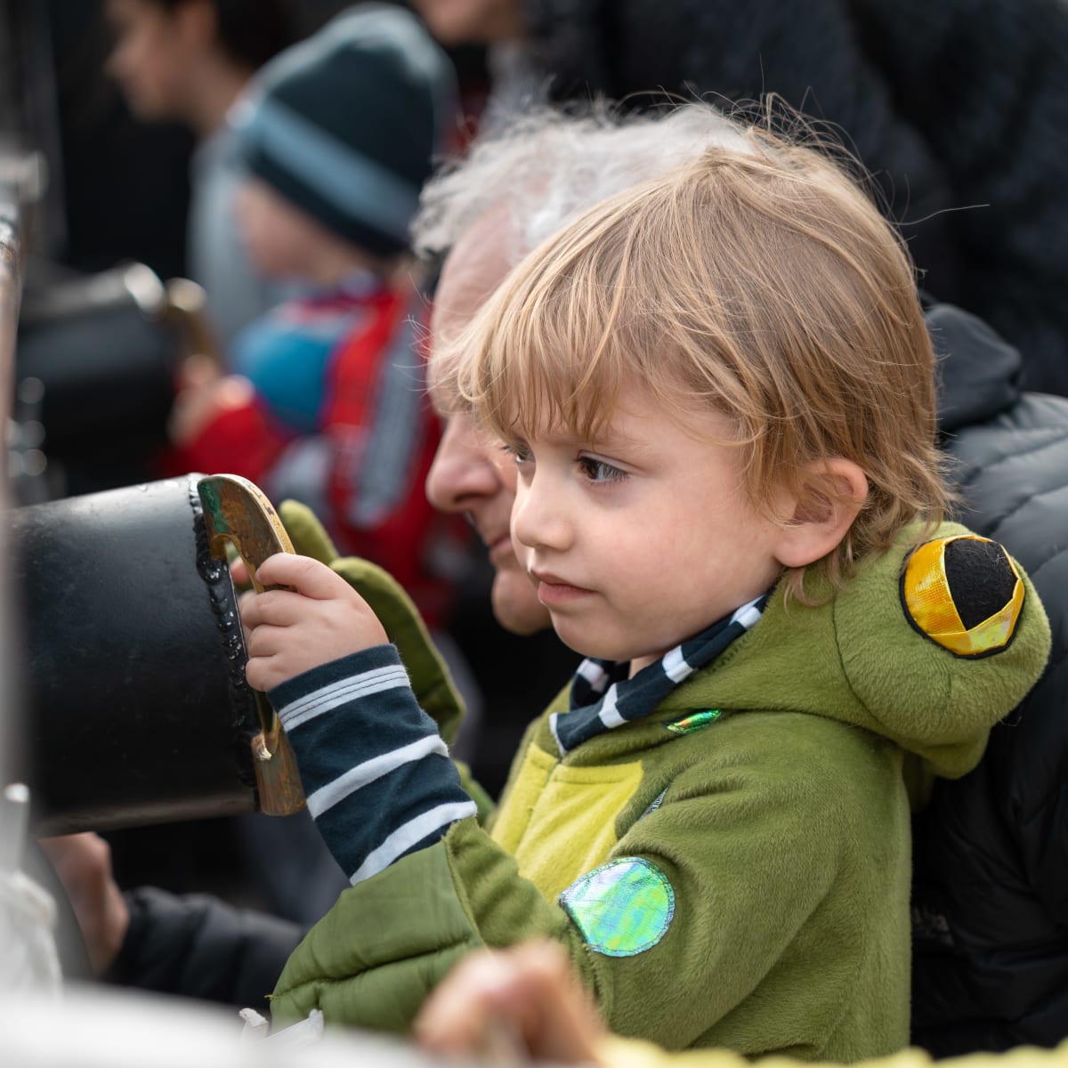 Des enfants avec leurs parents observent à l'horizon depuis le Bateau Fantôme du Vieux-Port de Montréal
