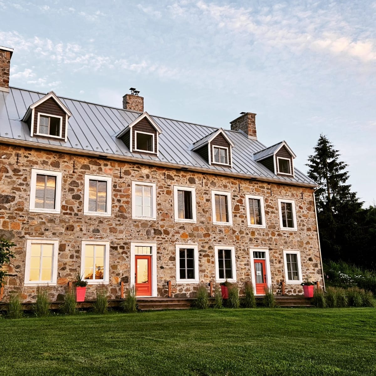 Façade de la bâtisse du B&B Le Canadien.