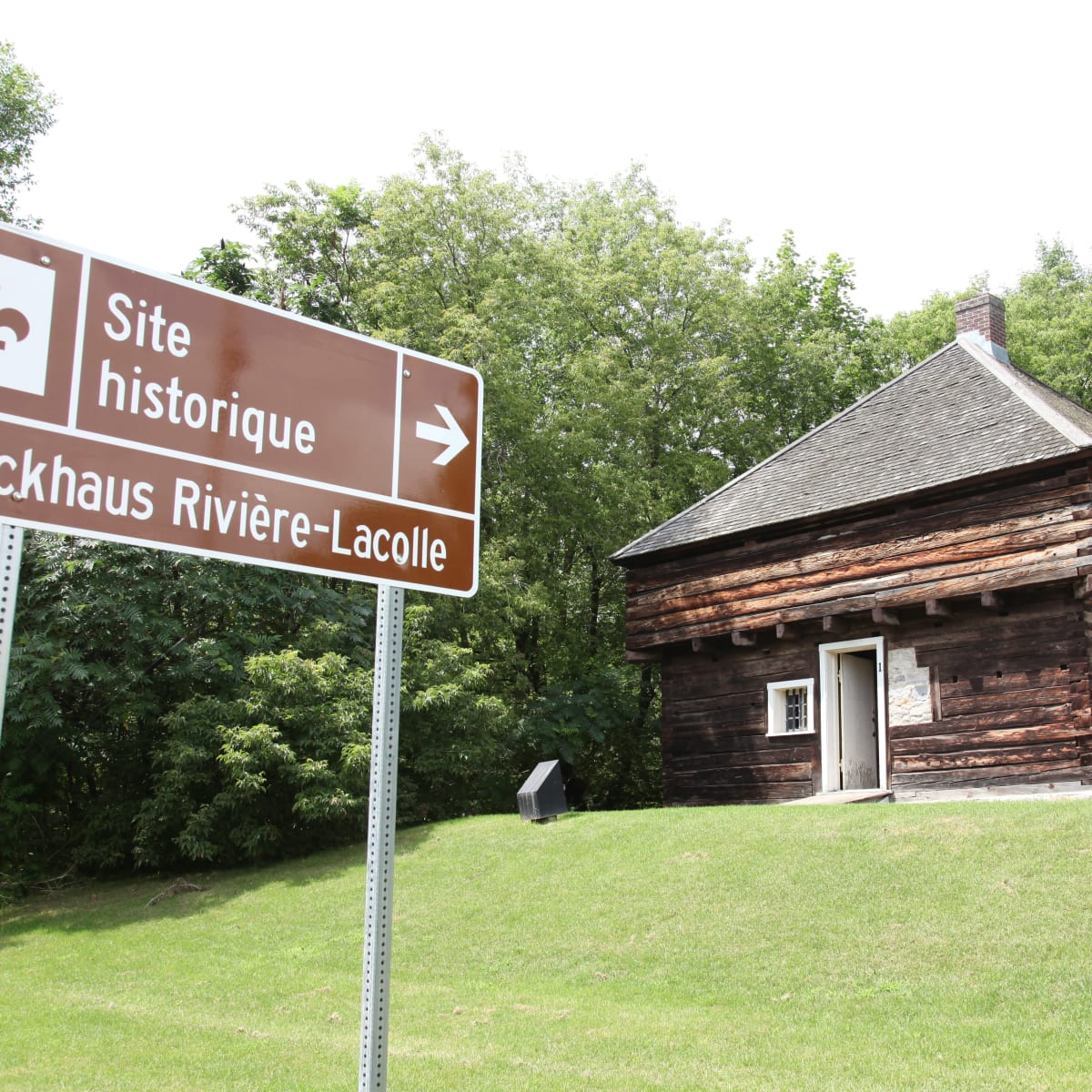 Blockhaus Rivière-Lacolle en été.