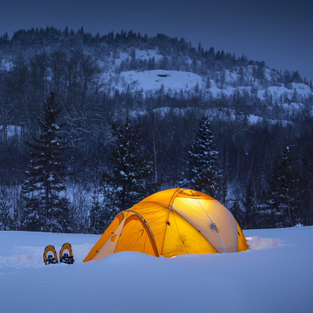Camping d'hiver en tente le soir au Québec.