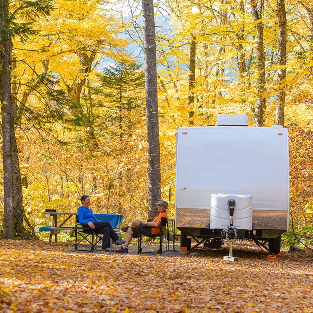 Deux personnes assises à côté d'un VR au Parc national de la Jacques-Cartier, en automne.