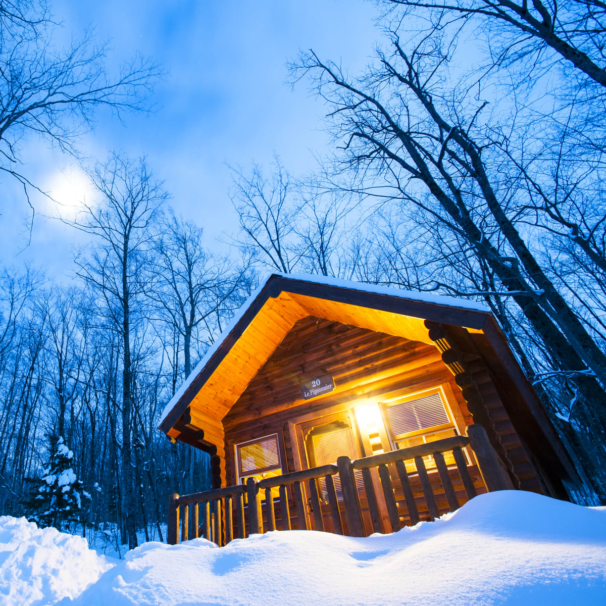 Un chalet illuminé au Sommet Morin Heights.