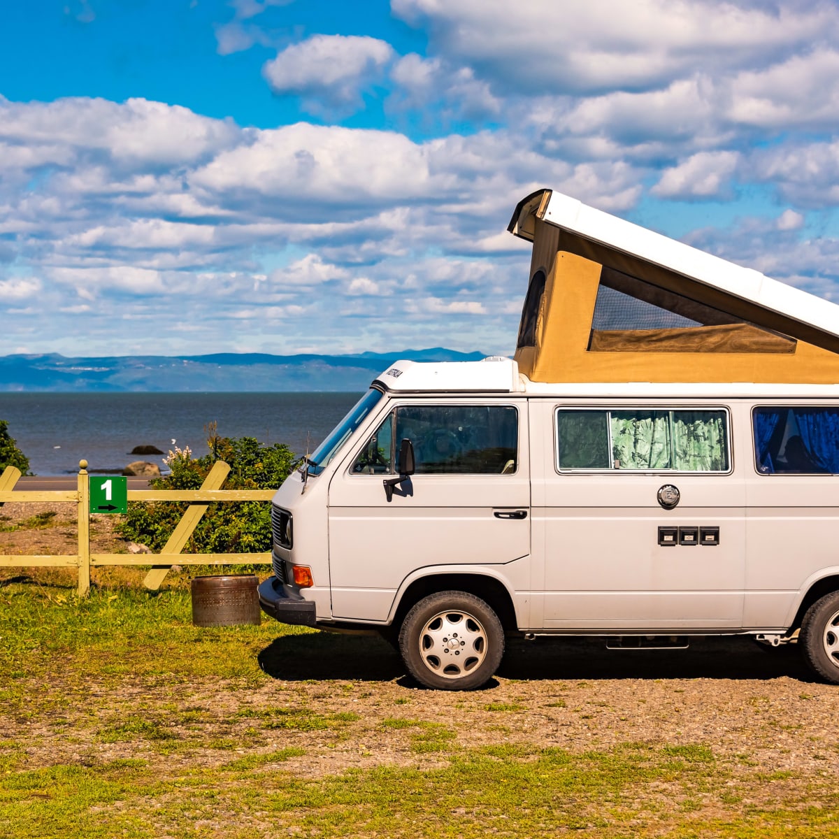 Van et vue sur le fleuve.