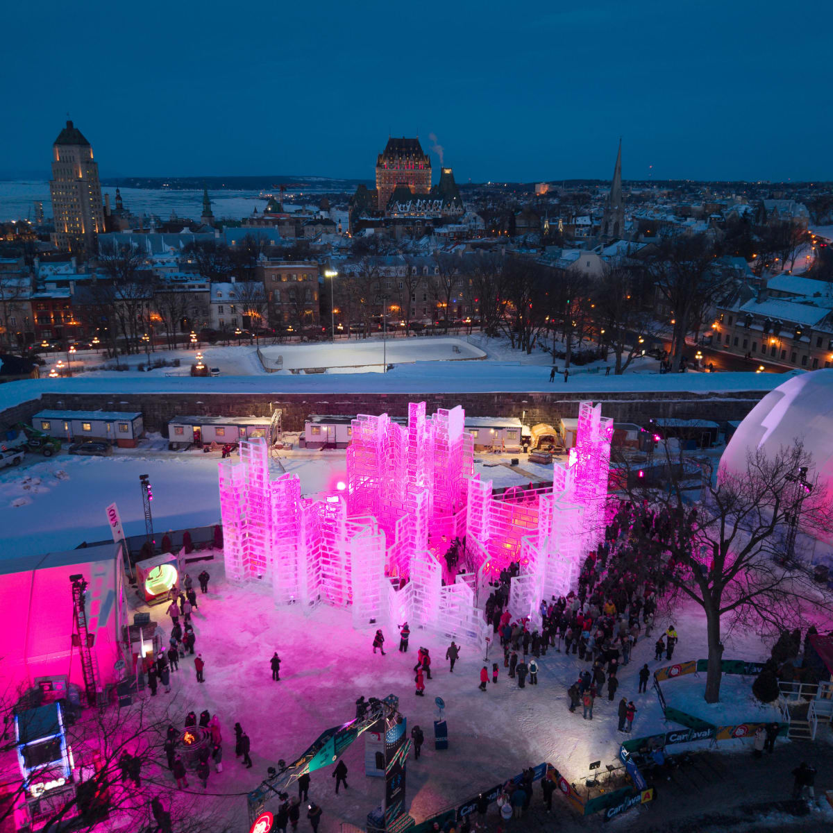 Structure illuminée au Carnaval de Québec.