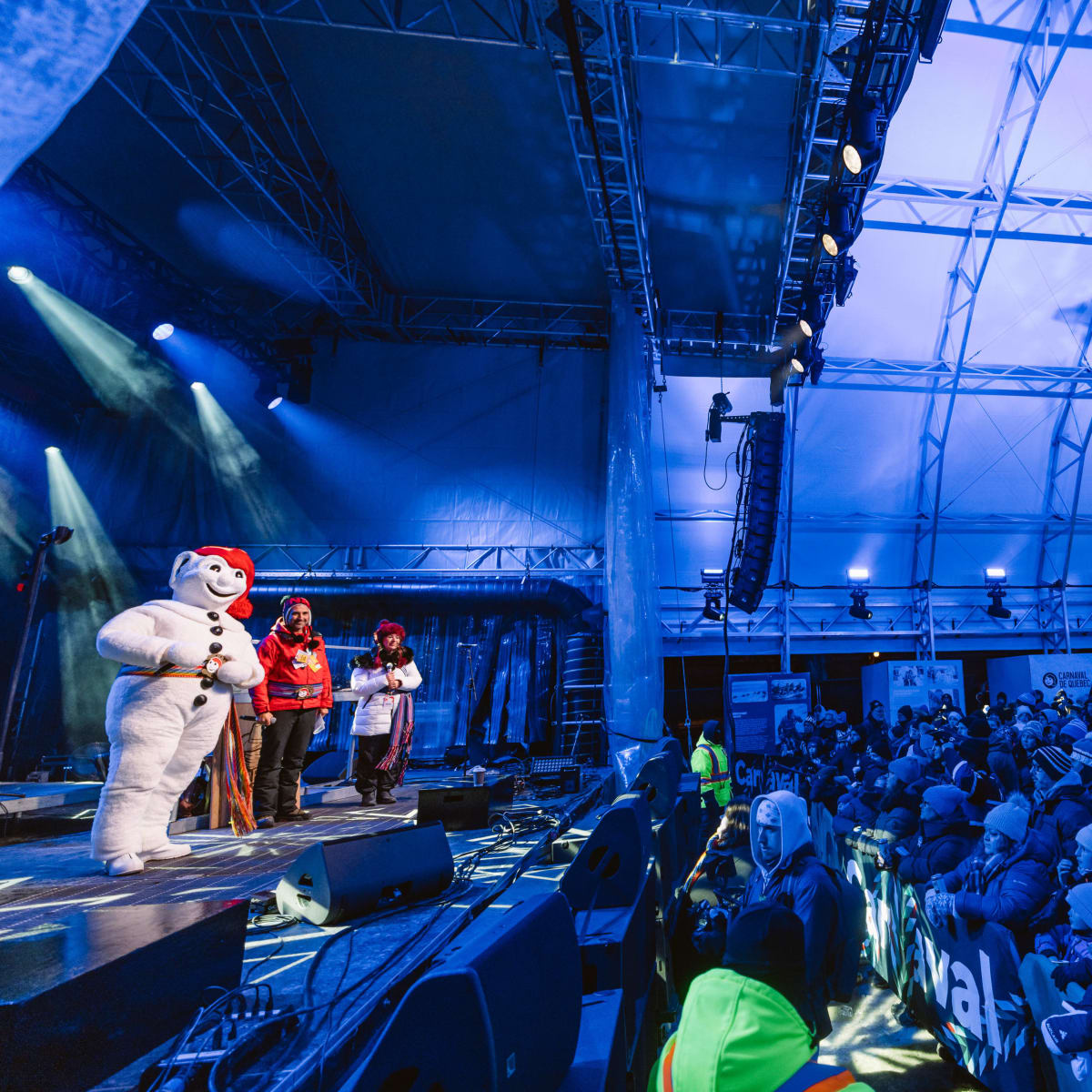 Bonhomme Carnaval sur la scène du Carnaval de Québec.