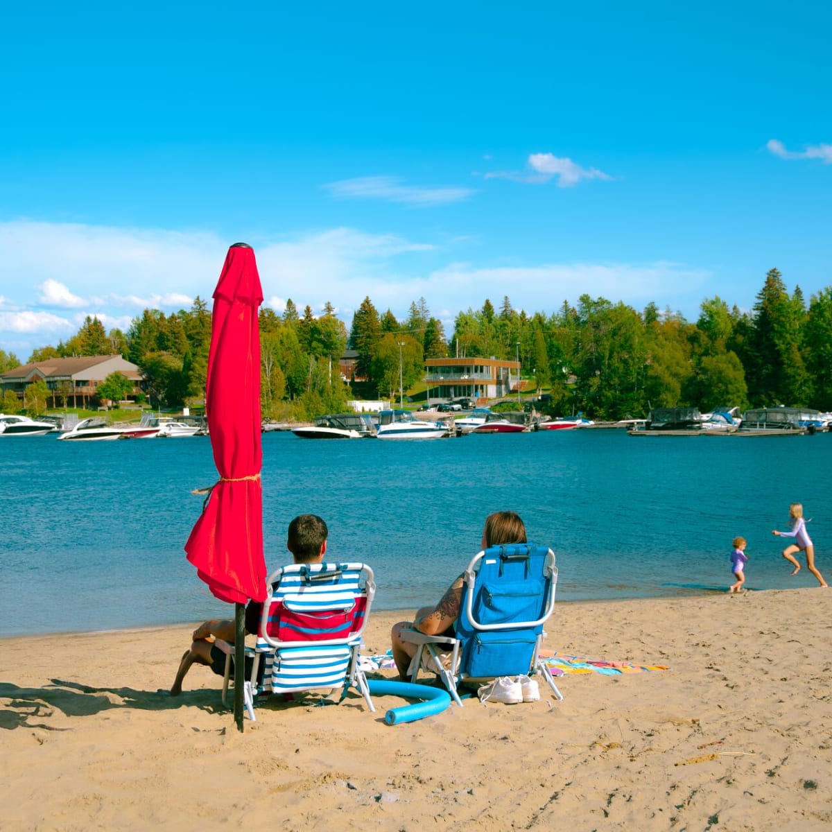 Dam-en-Terre Resort - Two people sitting on chairs on the beach
