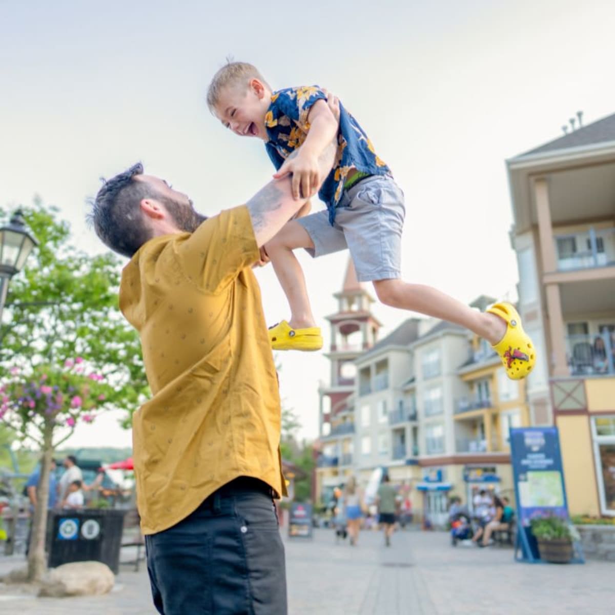 Père et fils à l'hôtel.