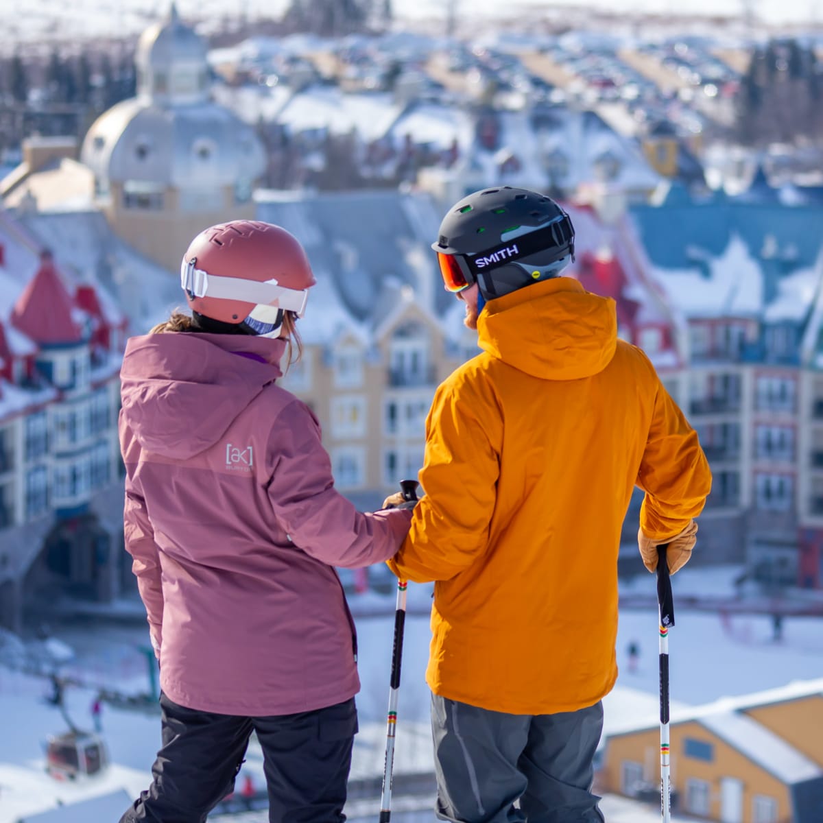 2 skieurs au sommet du Mont-Tremblant.