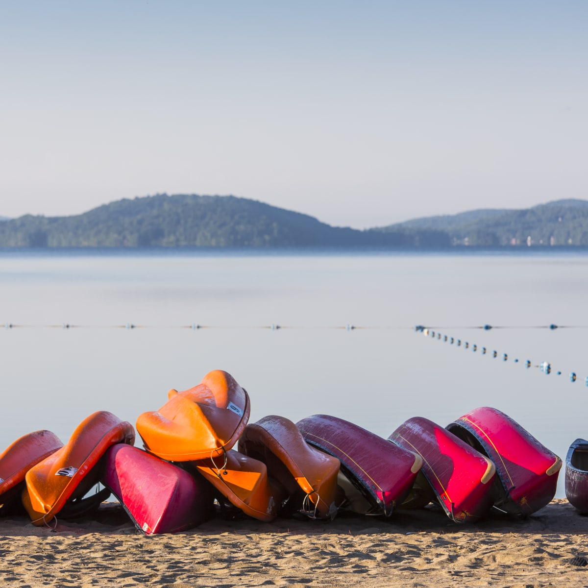 Centre touristique du Lac-Simon - Canoes on the beach