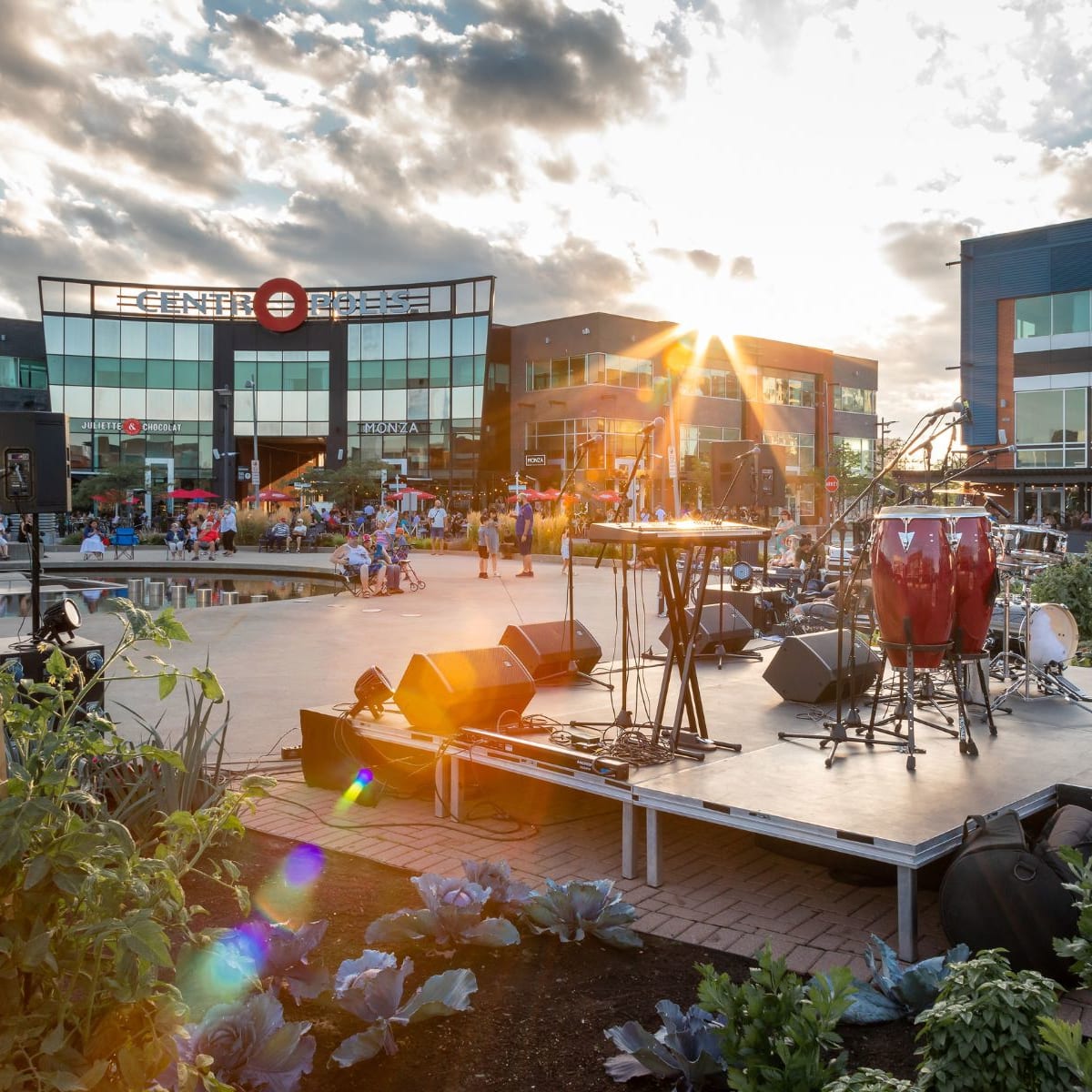 Une petite scène de concert en plein air, entouré du centre commercial Centropolis.