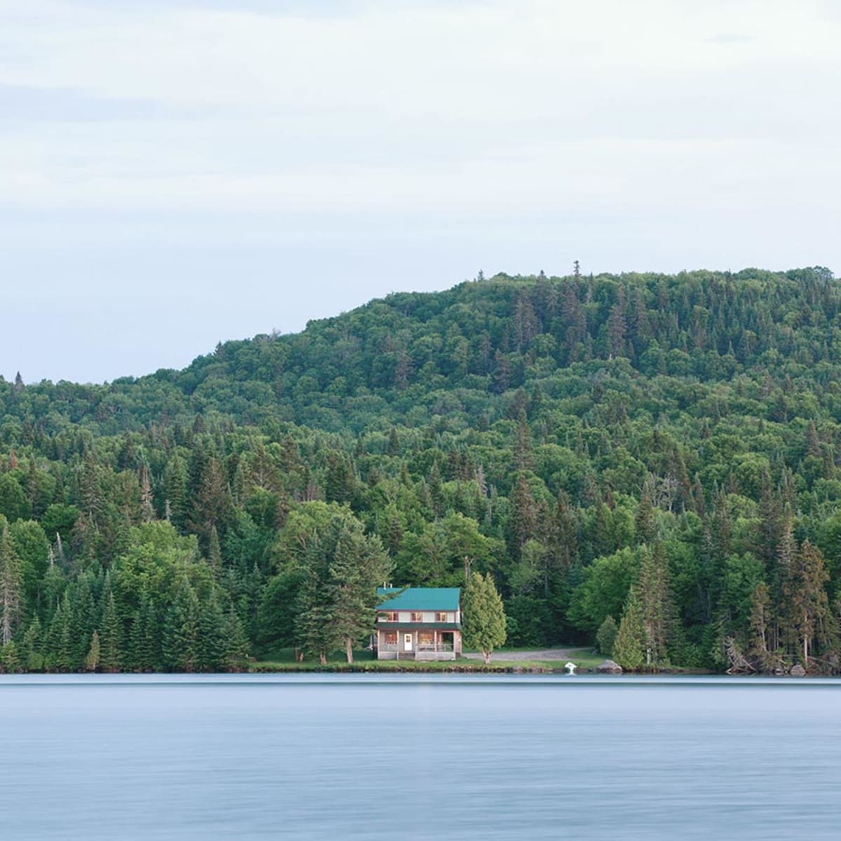 Chalet sur le bord de l'eau à la Réserve faunique de Portneuf.