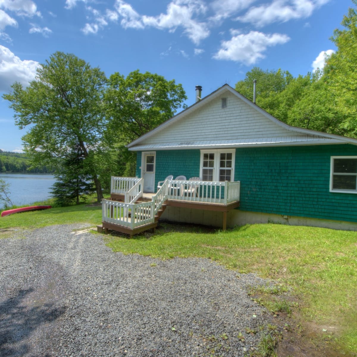 Chalet en bord de l'eau au Parc national de Frontenac.
