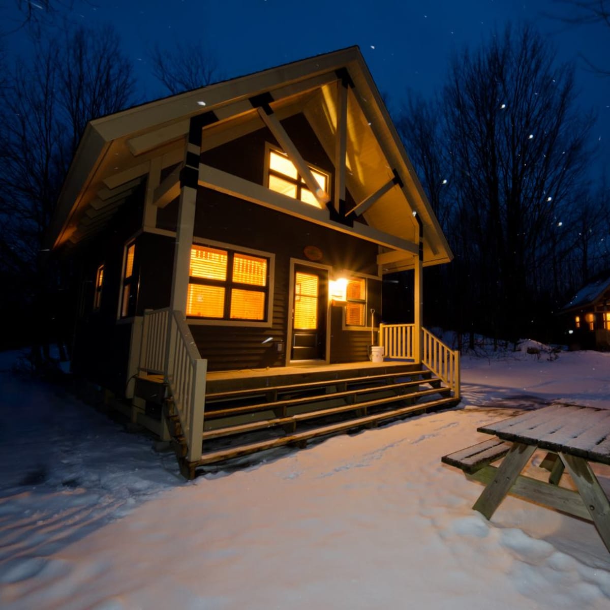 Deux chalets au Parc national de la Yamaska, en hiver.