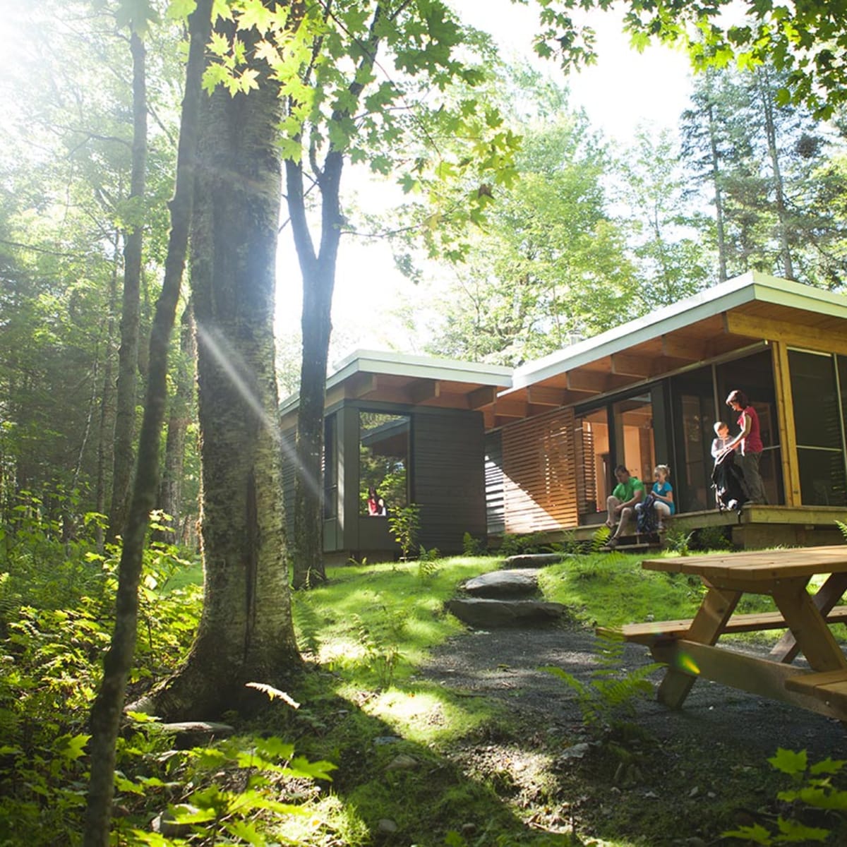 Une famille à un chalet du Parc national du Mont-Mégantic.