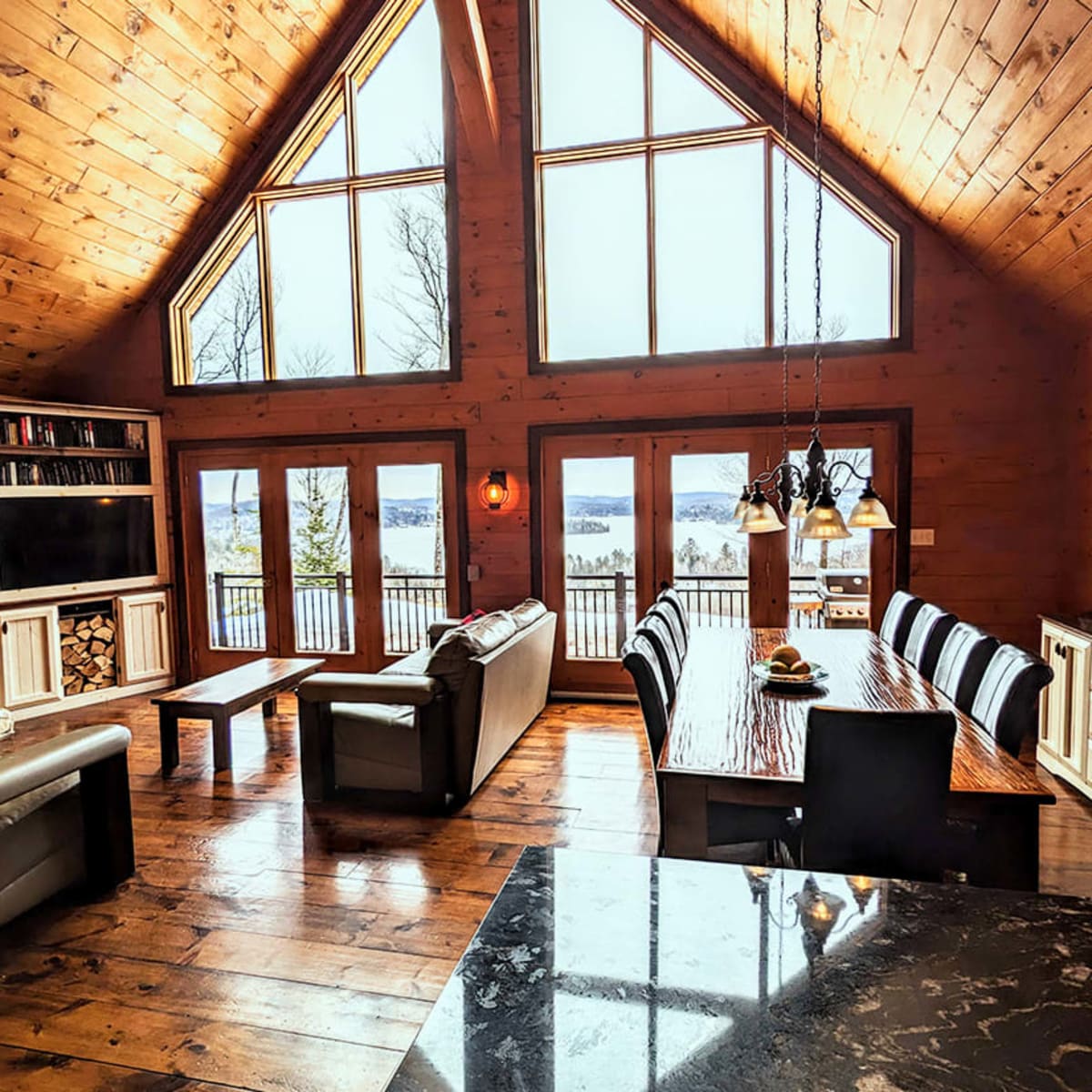 Salon et cuisine d'un grand chalet.