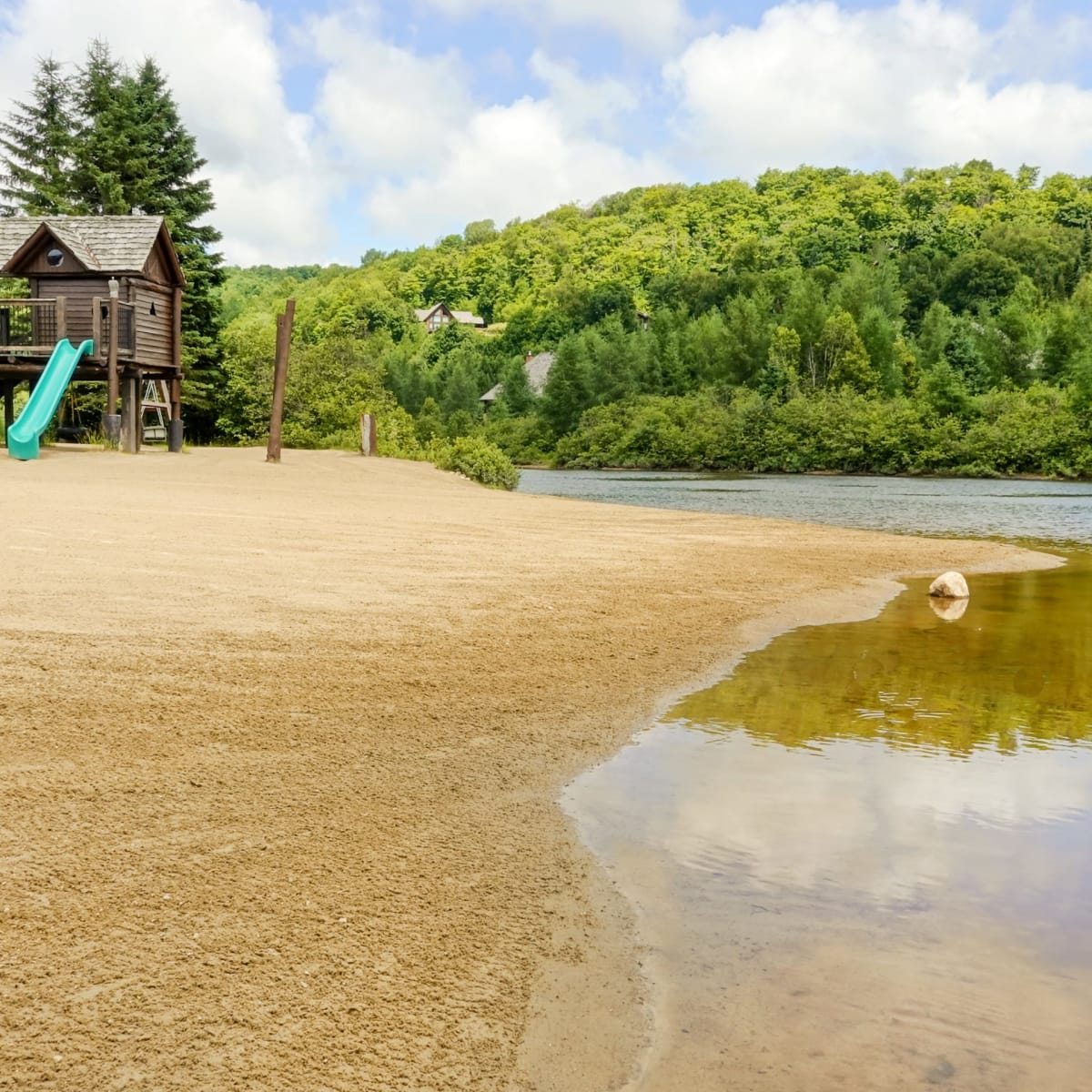 Plage sur le site des Chalets Royal Laurentien.