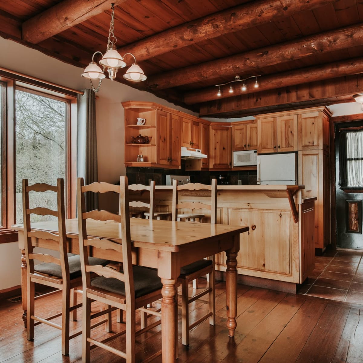 Cuisine et salle à manger de quatre places dans un des Chalets Royal Laurentien.