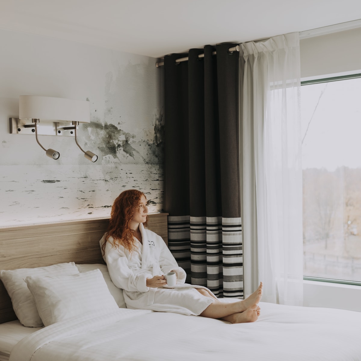 Femme étendue dans un lit.