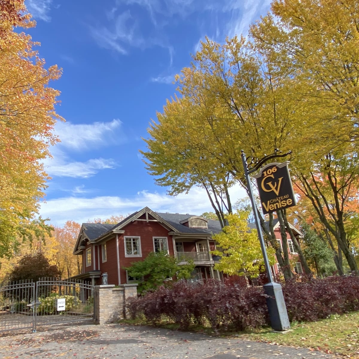 Château Venise - Extérieur du chalet en automne