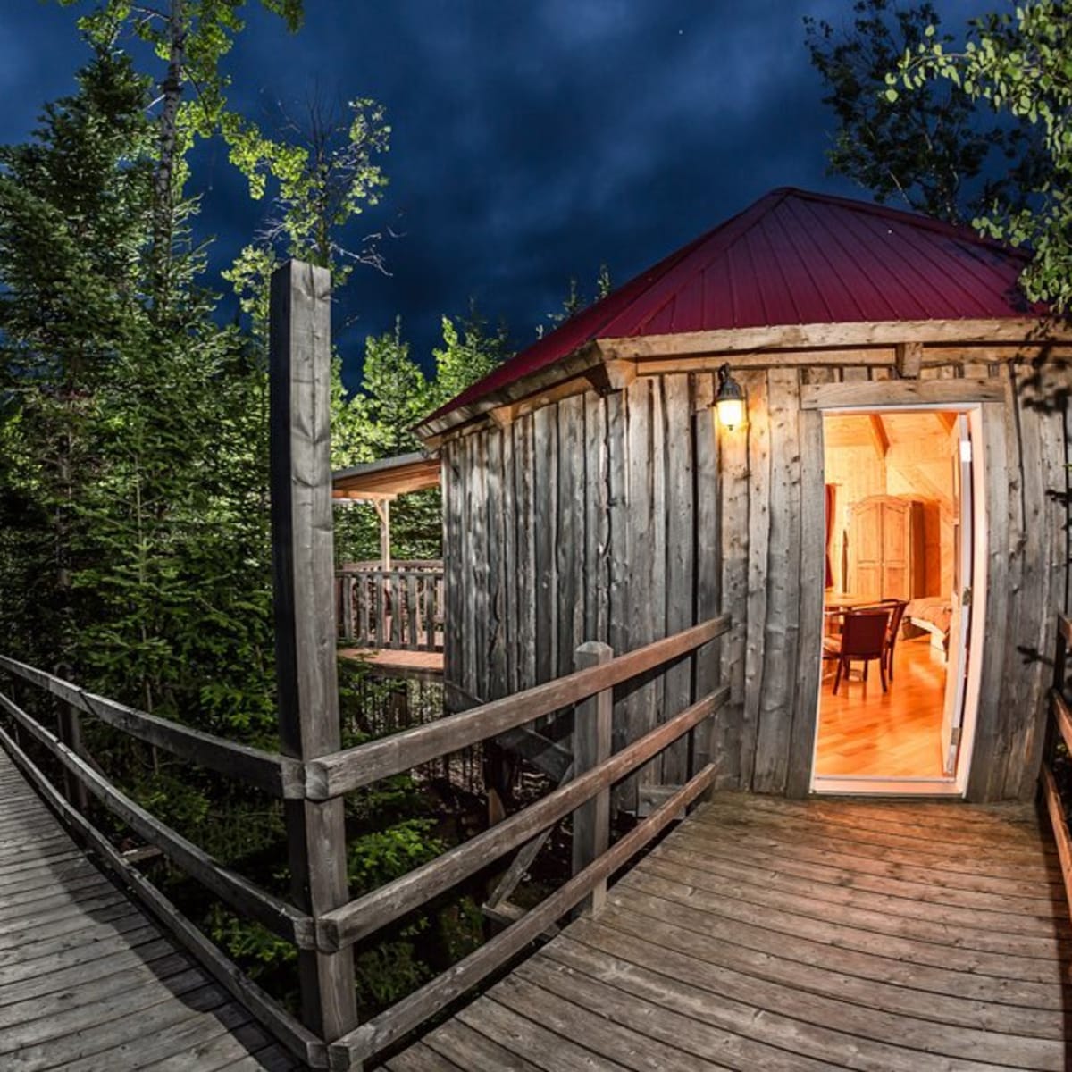 Chalet dans les arbres.