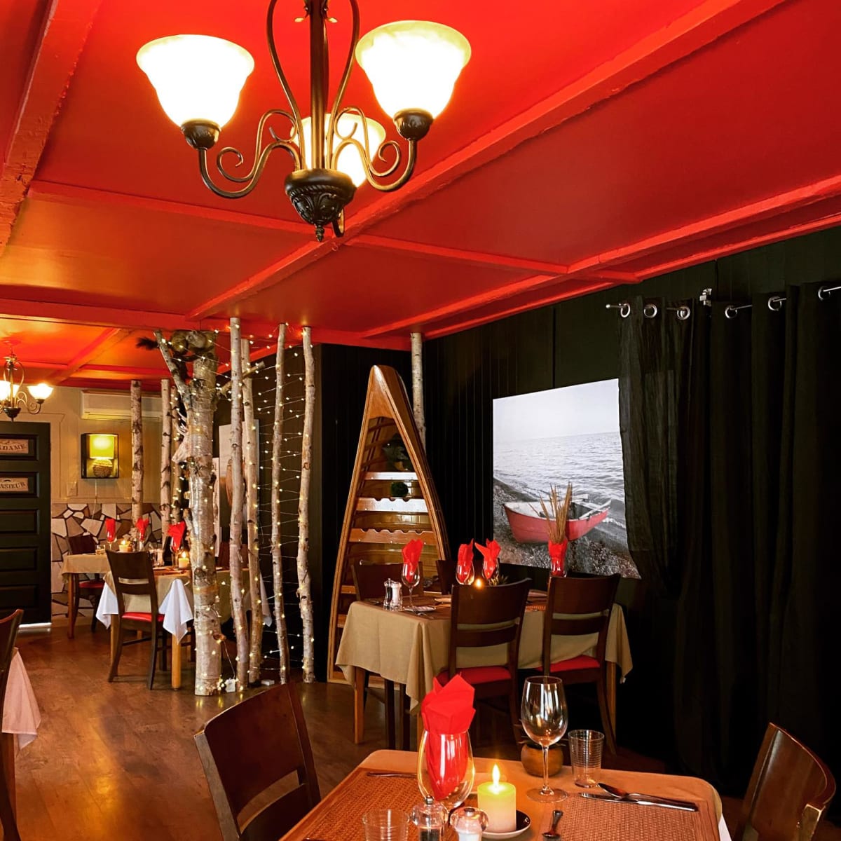 Intérieur du restaurant de la pourvoirie.