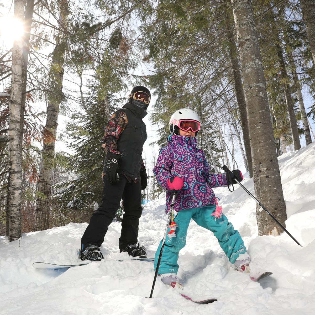 Enfants en ski et planche à neige à Tobo Ski.