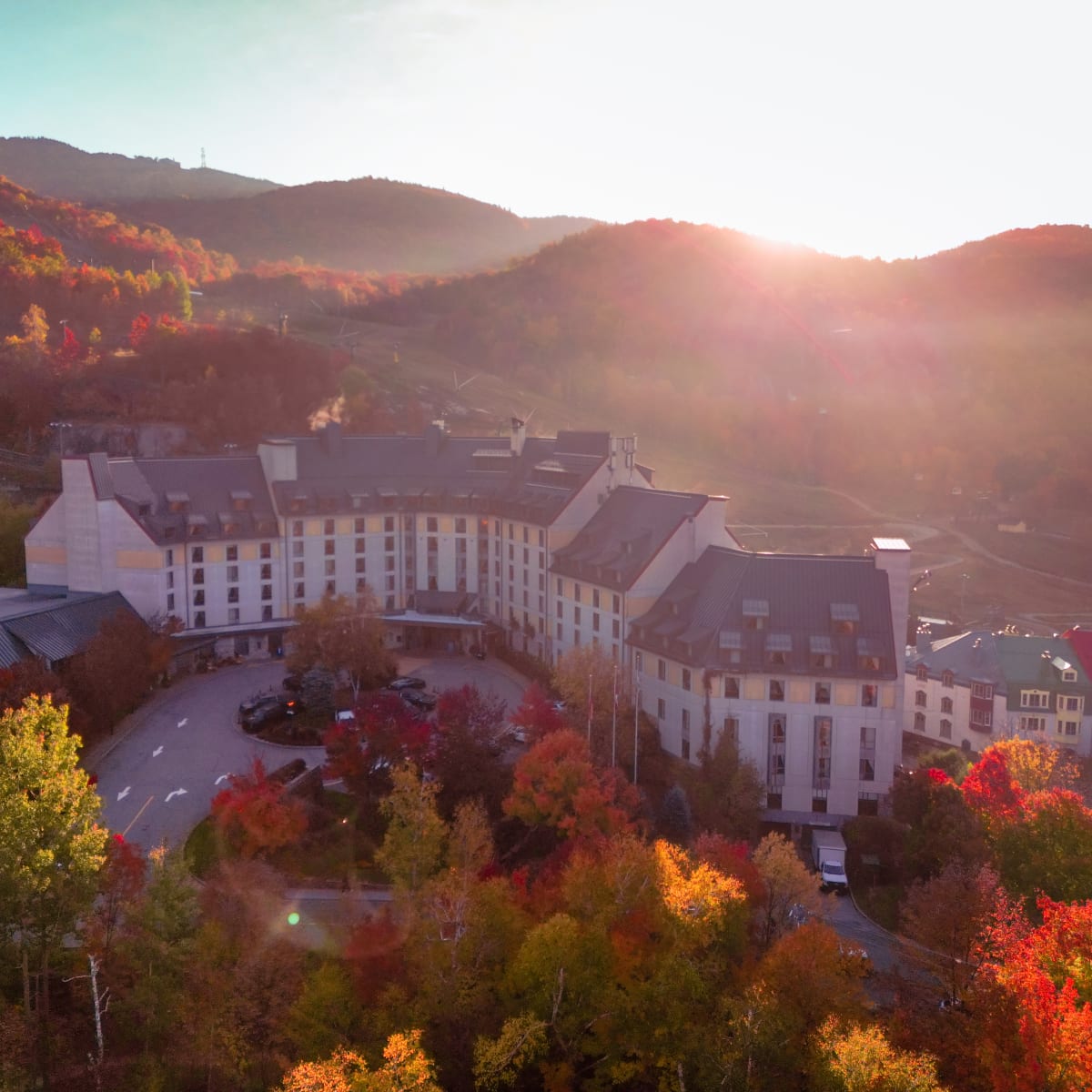 Extérieur du Fairmont Tremblant en automne