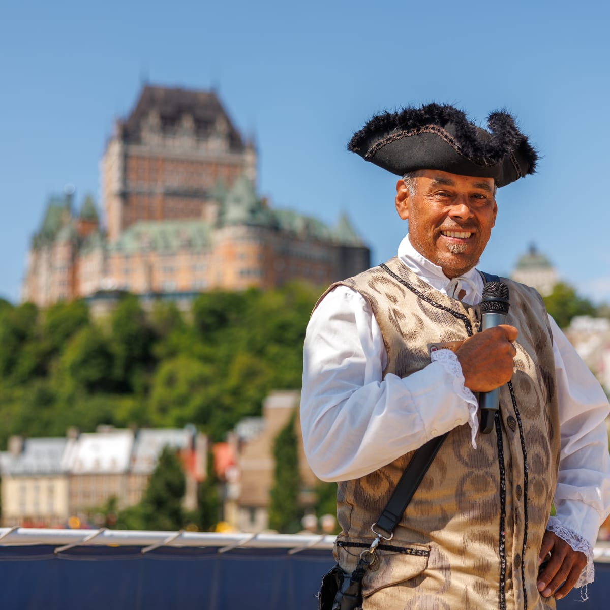 Guide en costume sur une croisière à Québec.