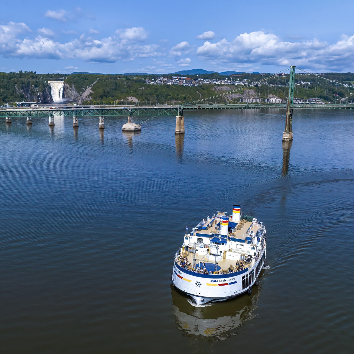 Bateau de croisière à côté du pont à Québec.