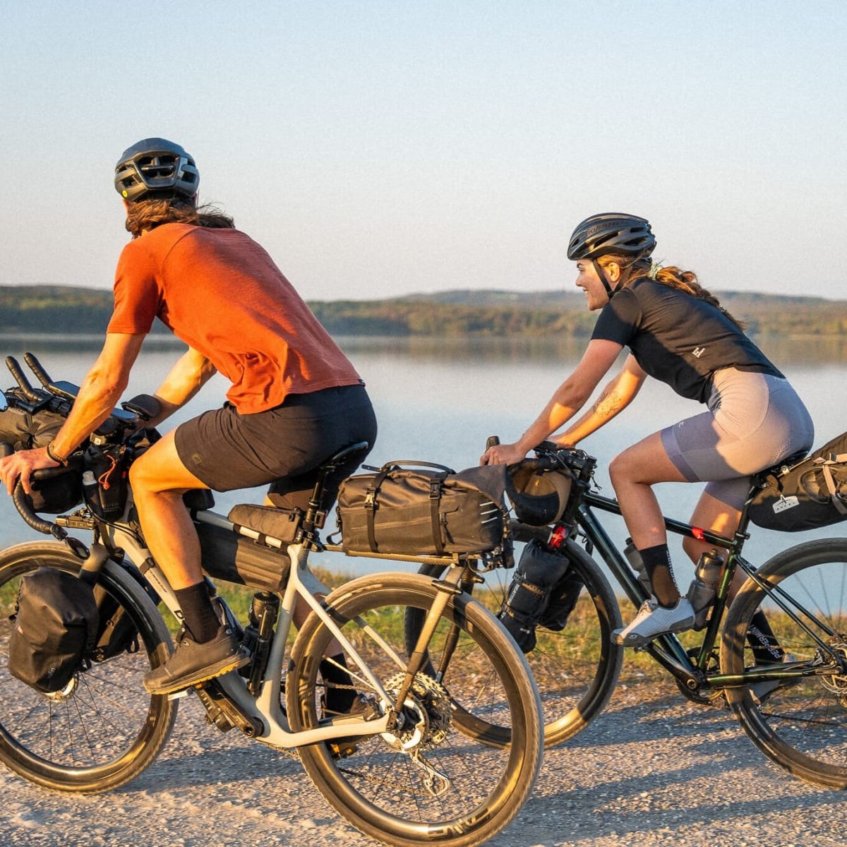 Un homme et une femme sur leurs vélos équipés de bagages.
