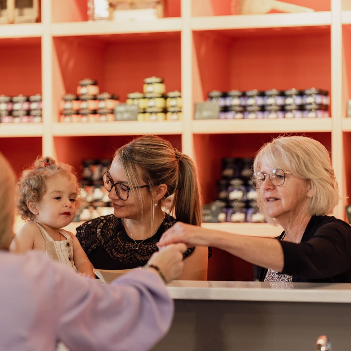 Famille en boutique des Délices du Lac-Saint-Jean. 