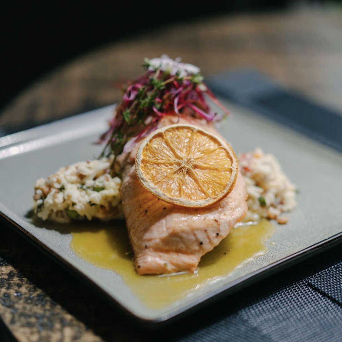 Plats de poisson bien présenté au restaurant