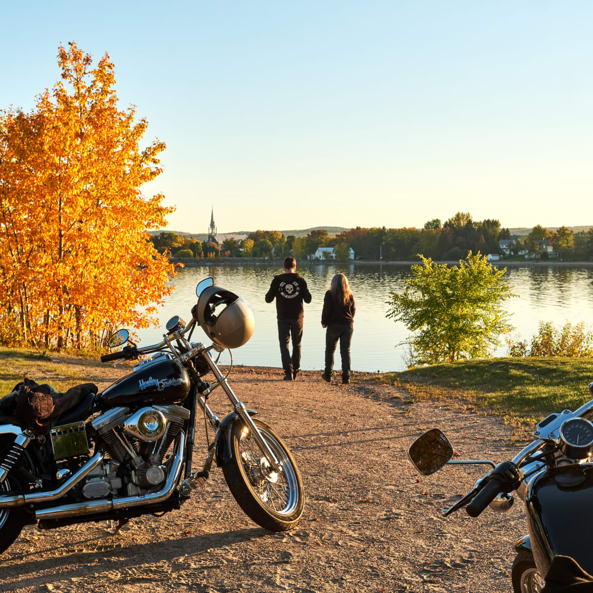 Destination Lac-Saint-Jean un couple de motards qui prennent une pause sur le bord de l'eau en automne