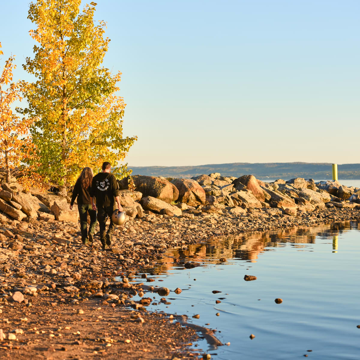 Destination Lac-Saint-Jean un couple qui se balade sur la plage en automne